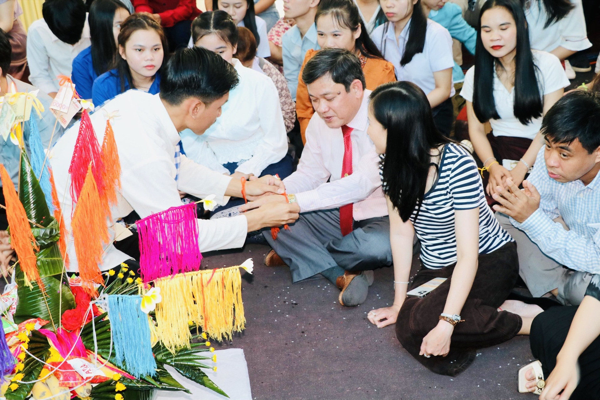 Nghi thức cầu phúc, buộc chỉ tay theo truyền thống Tết cổ truyền Lào