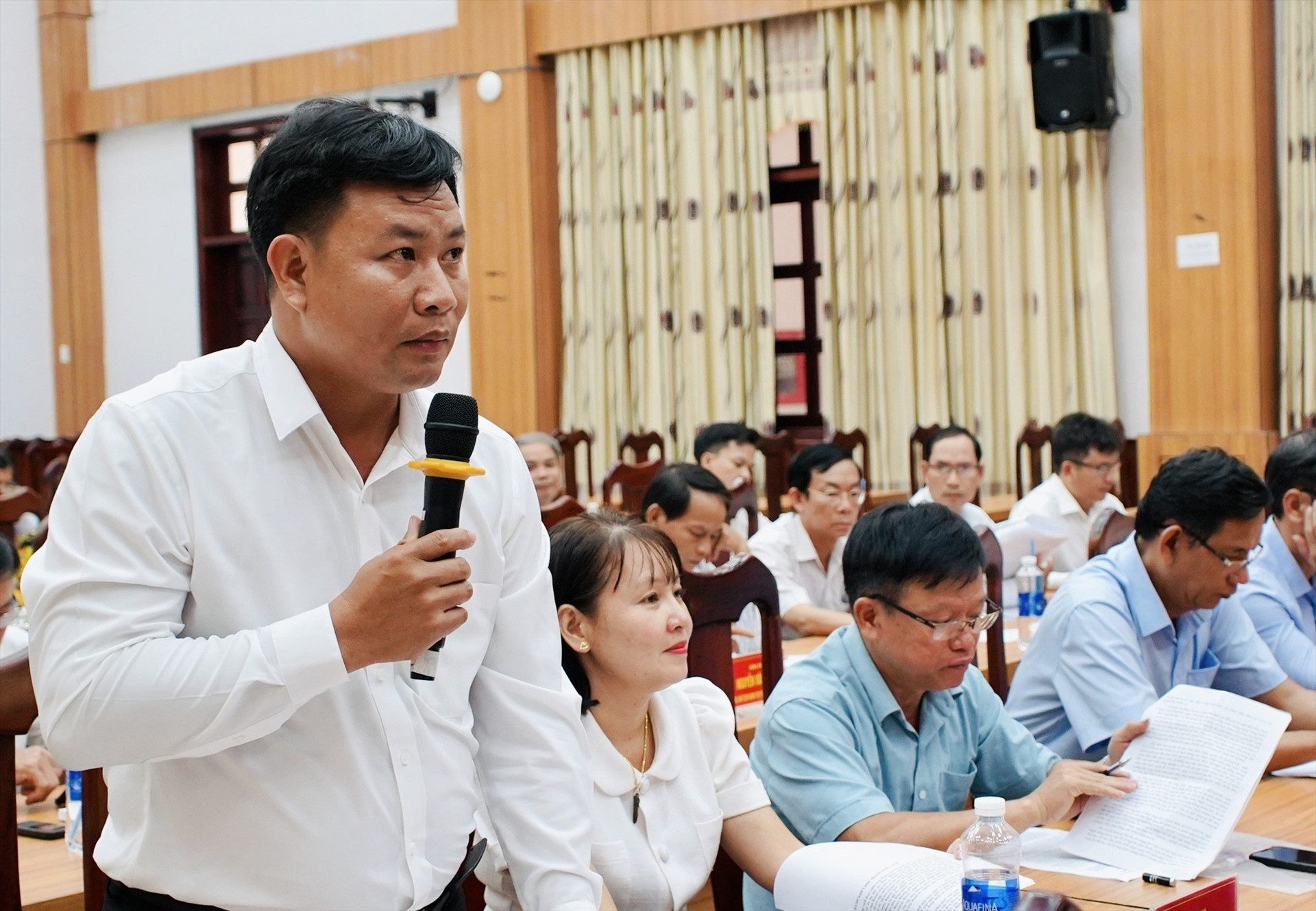 Đồng chí Nguyễn Ngọc Hiền - Bí thư Đảng ủy thị trấn Trung Phước phát biểu tại hội nghị. Ảnh: TÂM THÔNG