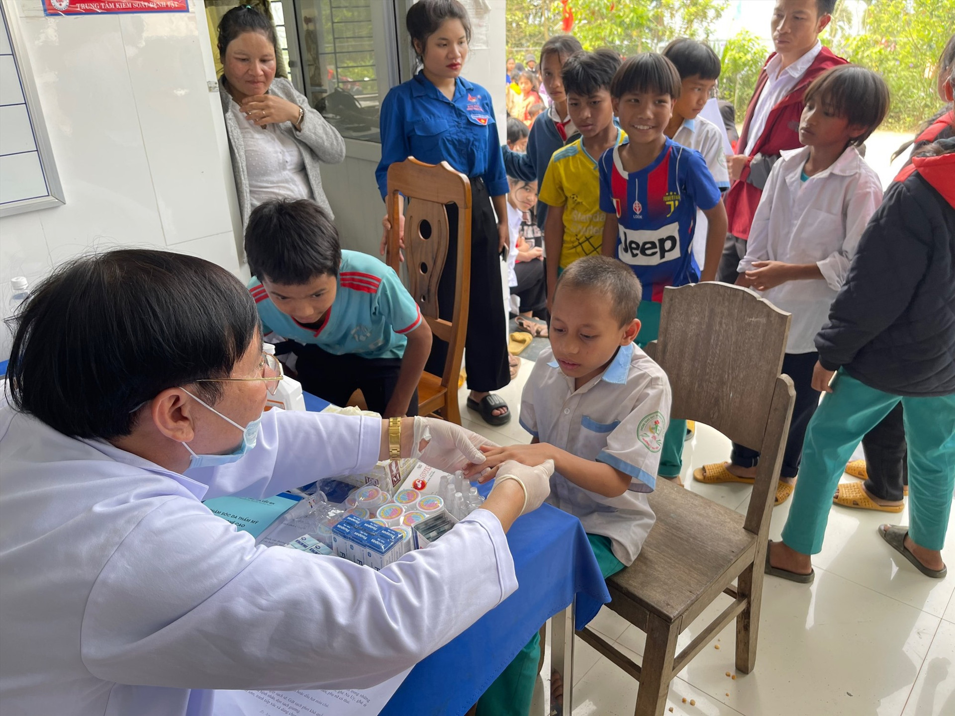 Sở Y tế phối hợp cùng một số cơ quan, đoàn thể vừa tổ chức cấp phát thuốc, khám và điều trị cho các em học sinh tại Nam Trà My. Ảnh:K.V