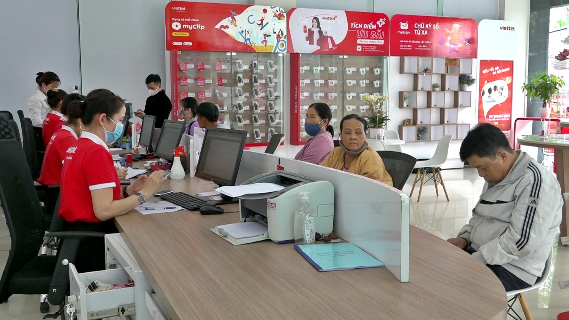 Người dân đến điểm giao dịch của Viettel Quảng Nam để làm thủ tục chuẩn hóa thông tin thuê bao di động. Ảnh: V.A