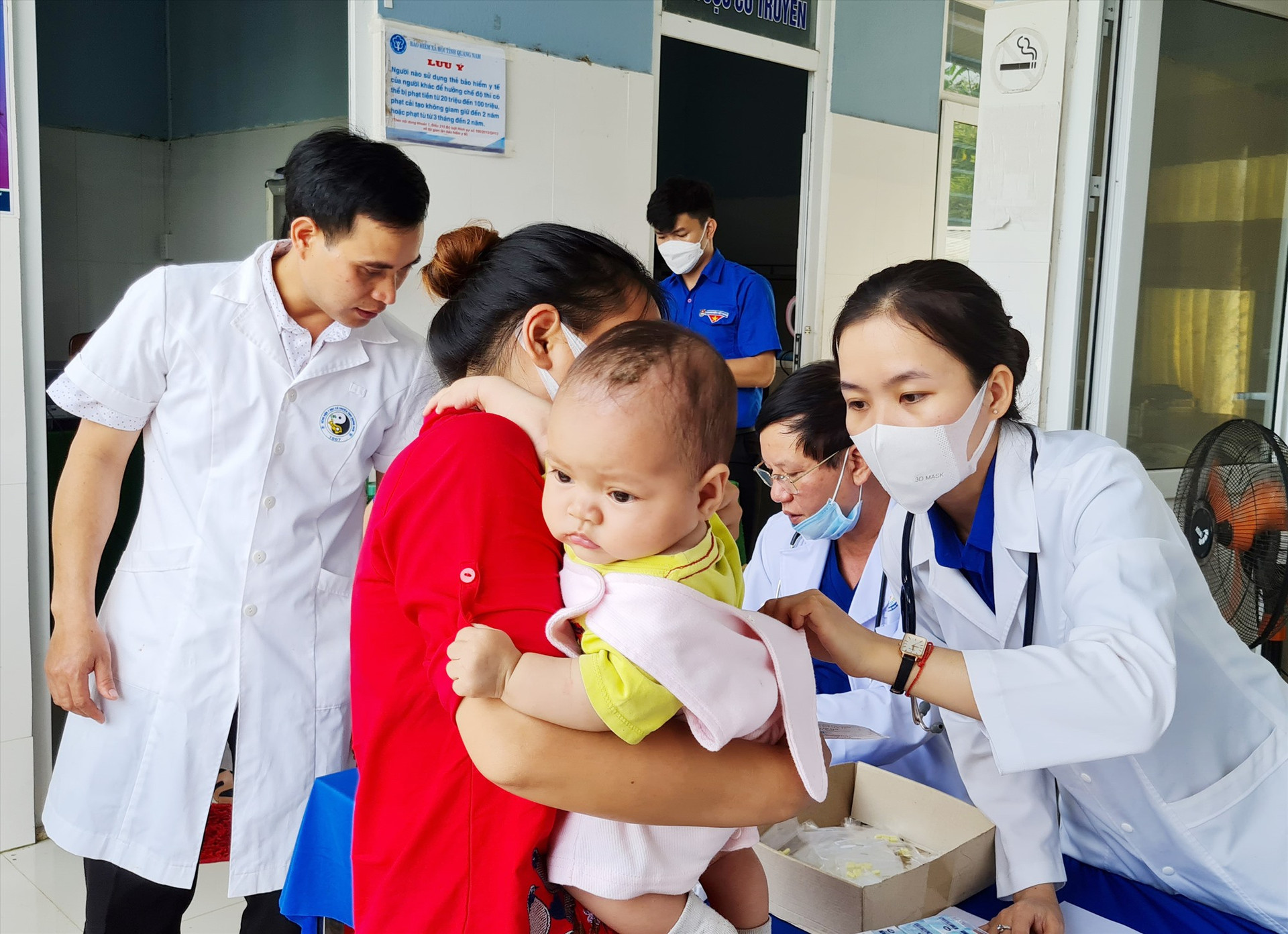 Đoàn y bác sĩ của tỉnh đến khám, điều trị bệnh ghẻ ngứa tại xã Trà Vân. Ảnh: D.L