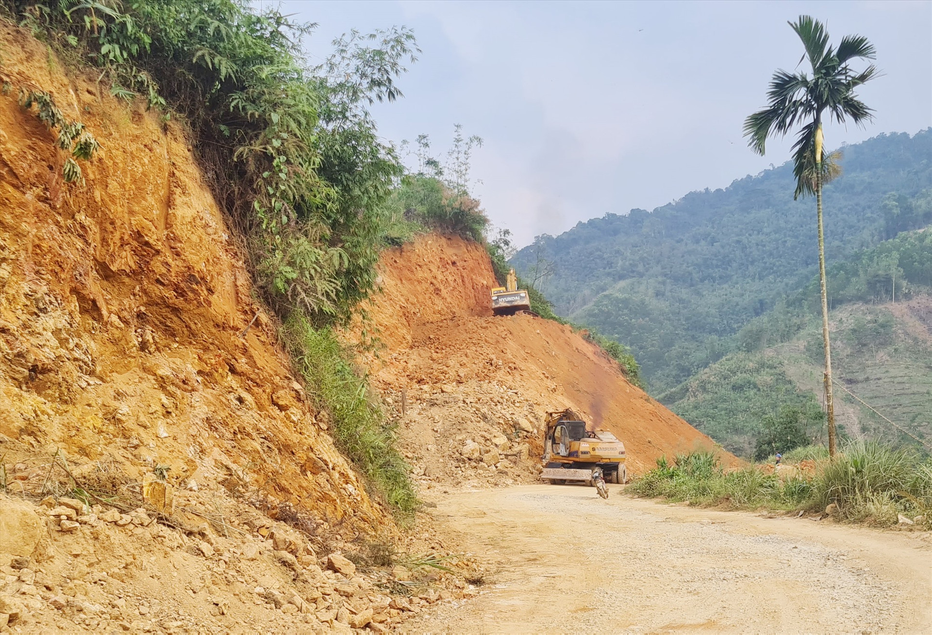 Tuyến đường Tu Lung đi thôn 3 Trà Tập - một trong 7 dự án giao thông tại Nam Trà My phải tạm dừng do vướng quy hoạch rừng. Ảnh: D.L