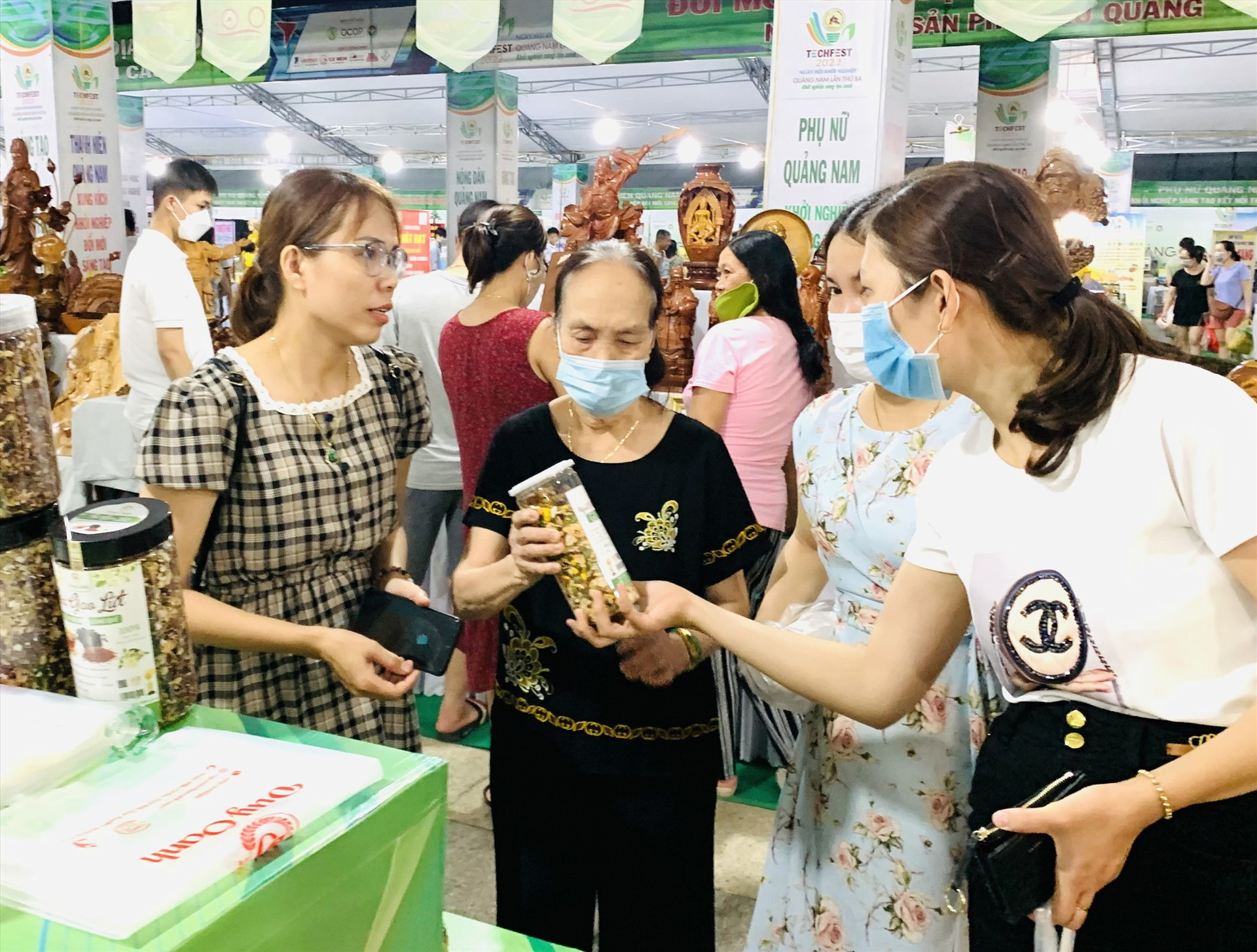 Sản phẩm OCOP huyện Duy Xuyên tham gia TechFest Quang Nam 2022. Ảnh: H.N