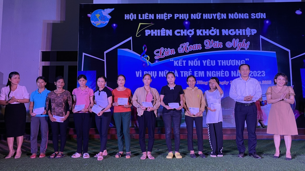 Ban tổ chức trao chứng nhận cho 8 sản phẩm khởi nghiệp của phụ nữ huyện nhà. Ảnh: N.P