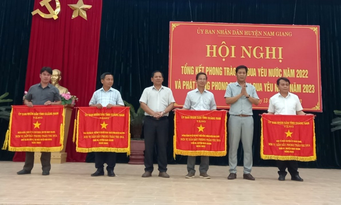 Lãnh đạo huyện Nam Giang trao Cờ thi đua cho các tập thể dẫn đầu khối, cụm thi đua của huyện năm 2022.