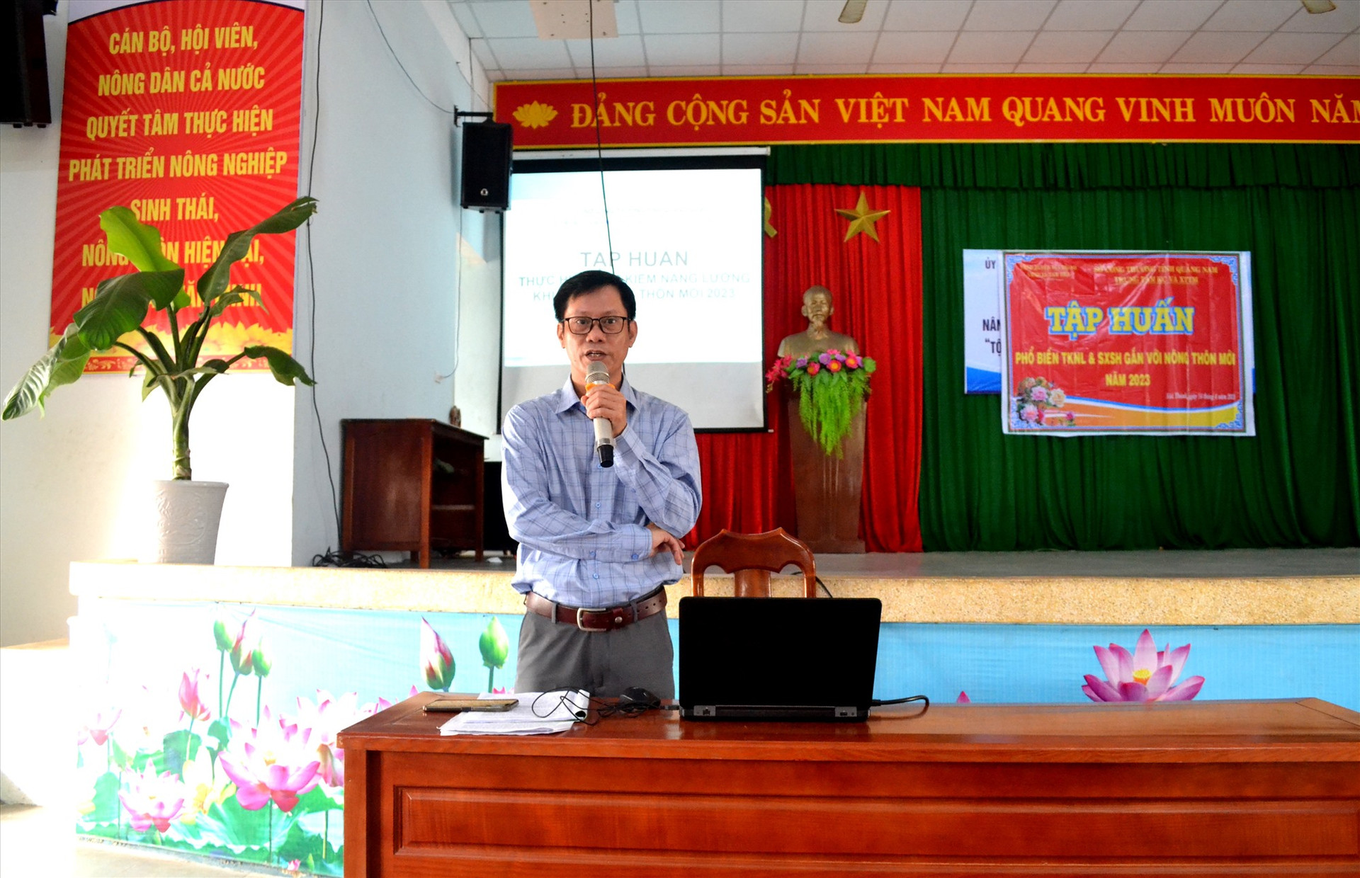 Th.S Nguyễn Thế Phú - Trưởng khoa Điện (Trường Cao đẳng Quảng Nam) trình bày các nội dụng của chương trình tập huấn. Ảnh: Q.VIỆT