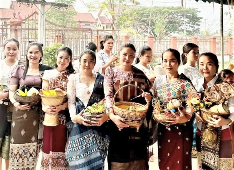 Đến Lào trong dịp đón Tết cổ truyền Bupimay, du khách sẽ ấn tượng và “say nắng” với hội té nước cầu may của các thiếu nữ xứ sở đất nước Triệu Voi. Ảnh: Đ.N