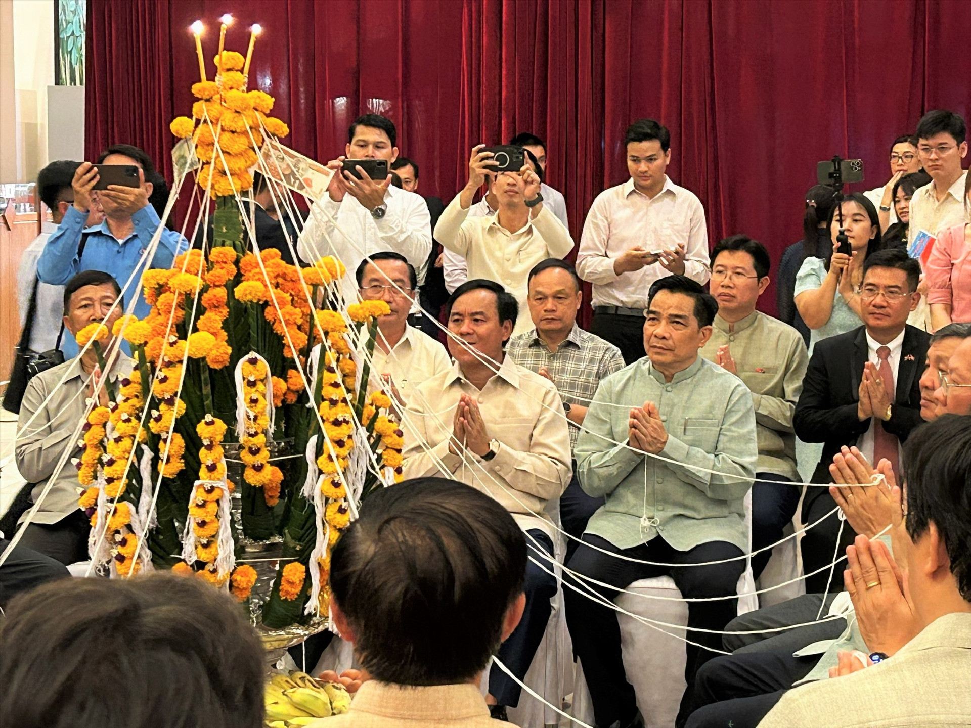 Lãnh đạo các tỉnh miền Trung Việt Nam và Nam Lào tham dự lễ cầu may theo nghi thức đón Tết cổ truyền Bunpimay của Lào. Ảnh: Đ.N