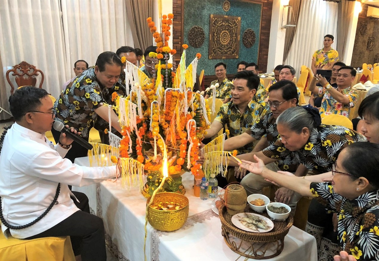 Đại biểu Quảng Nam và Sê Kông cùng tham gia nghi thức đón Tết cổ truyền Bunpimay Lào. Ảnh: Đ.N