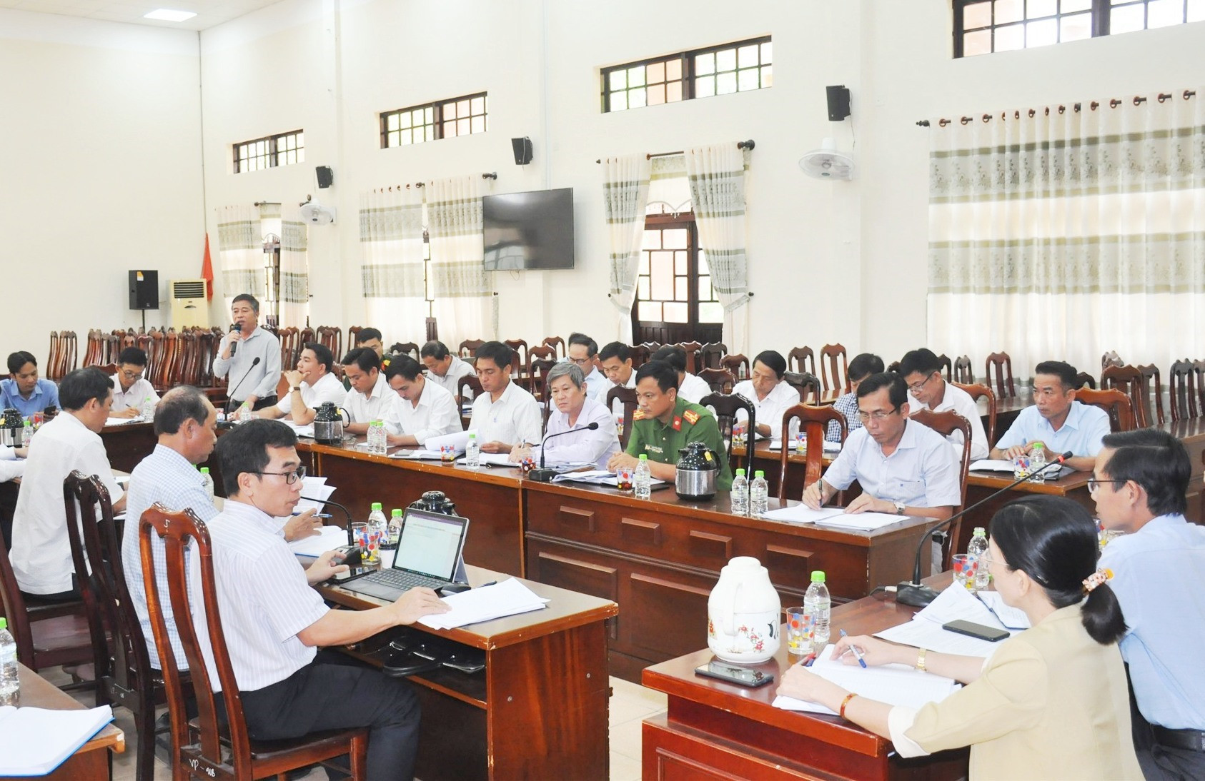 Các ngành, địa phương của huyện Phú Ninh báo cáo, thảo luận về các vướng mắc, hạn chế trong thực hiện nhiệm vụ quý I/2023. Ảnh: N.Đ