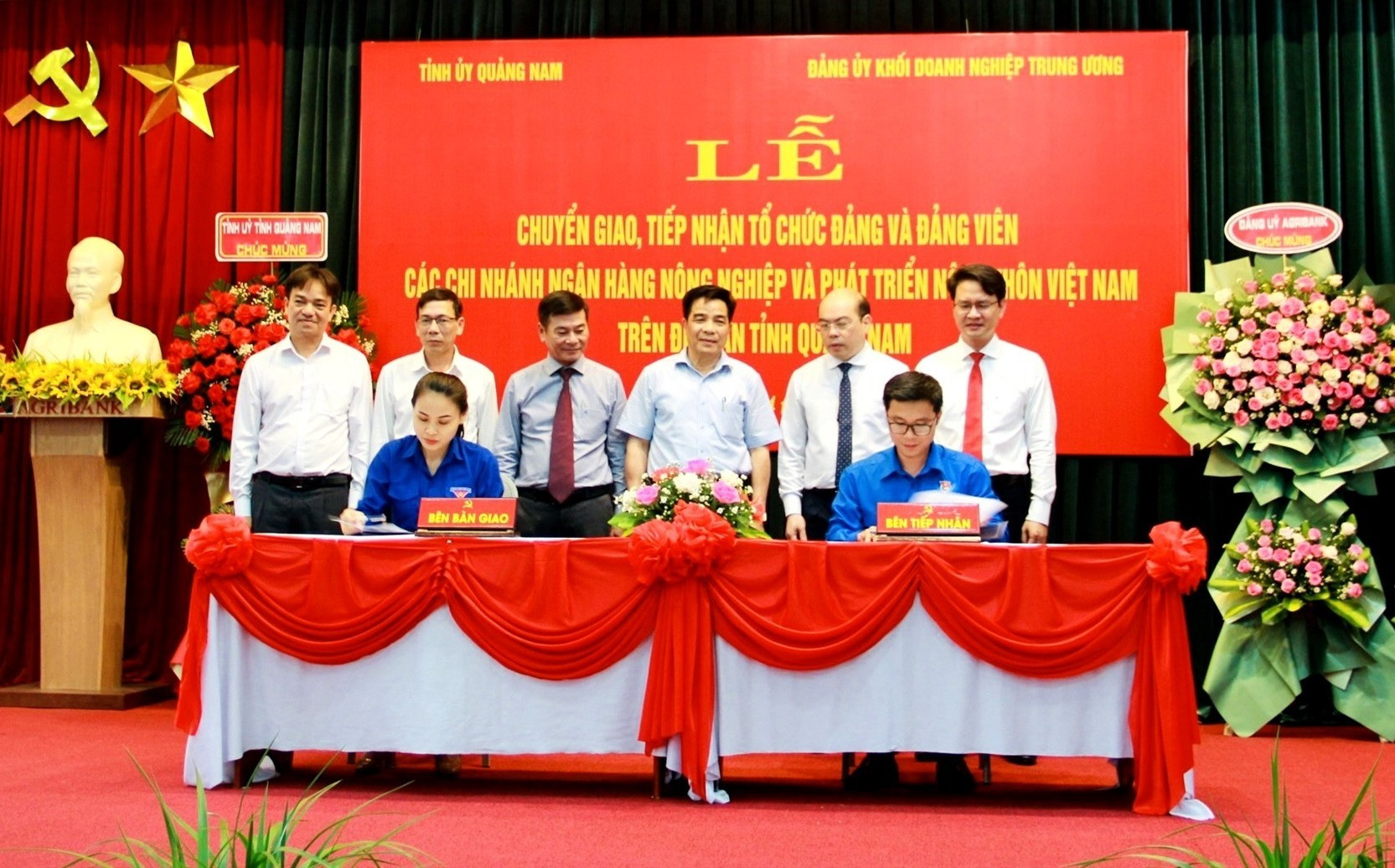 Đại diện Thành đoàn Tam Kỳ và Đoàn Thanh niên Agribank Việt Nam ký biên bản, bàn giao tổ chức đoàn và đoàn viên. Ảnh: Q.V