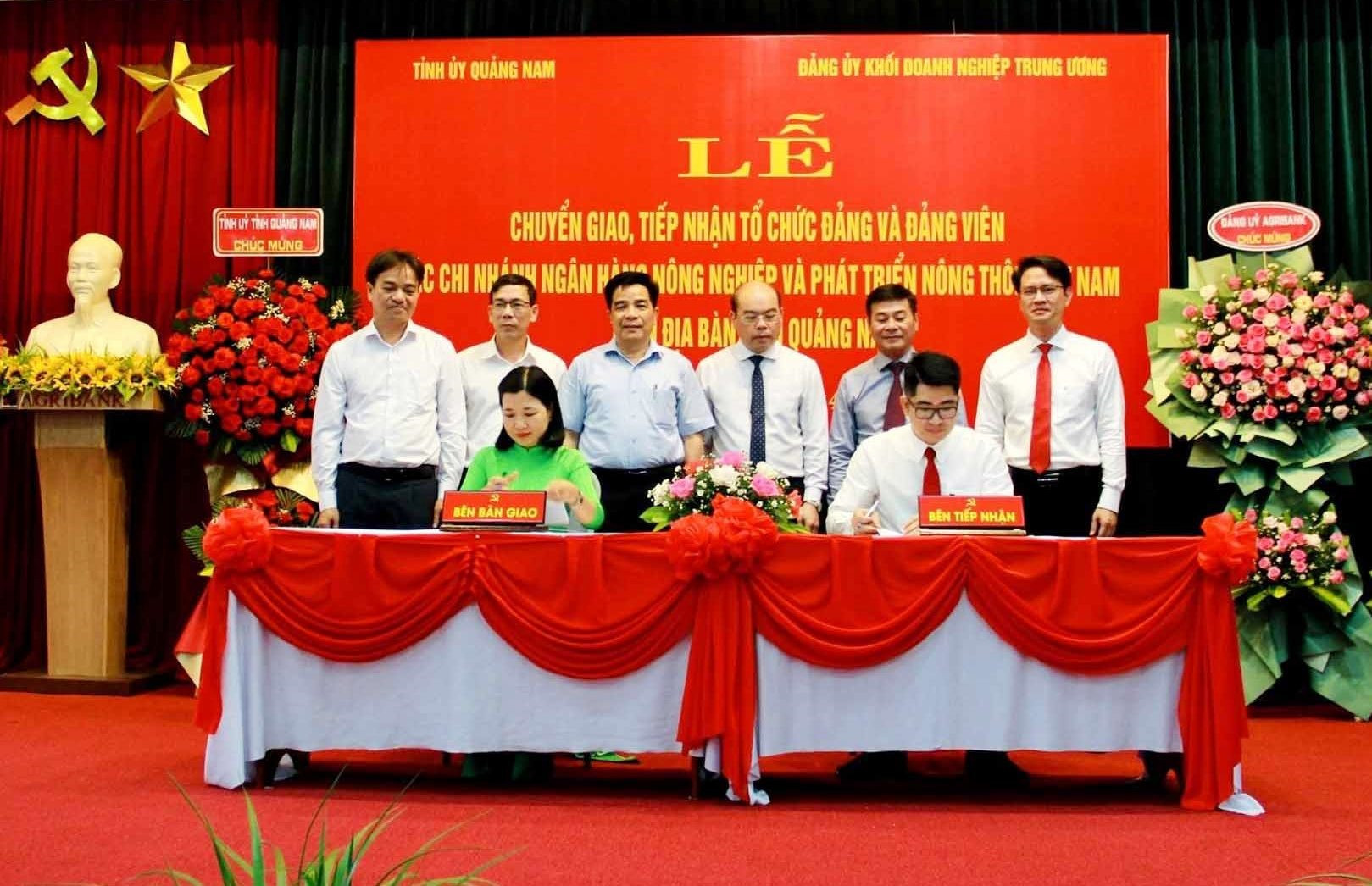 Ban Tổ chức Đảng ủy Agribank Việt Nam và Ban Tổ chức Thành ủy Tam Kỳ ký biên bản, giao nhận tổ chức Đảng và đảng viên. Ảnh: Q.V