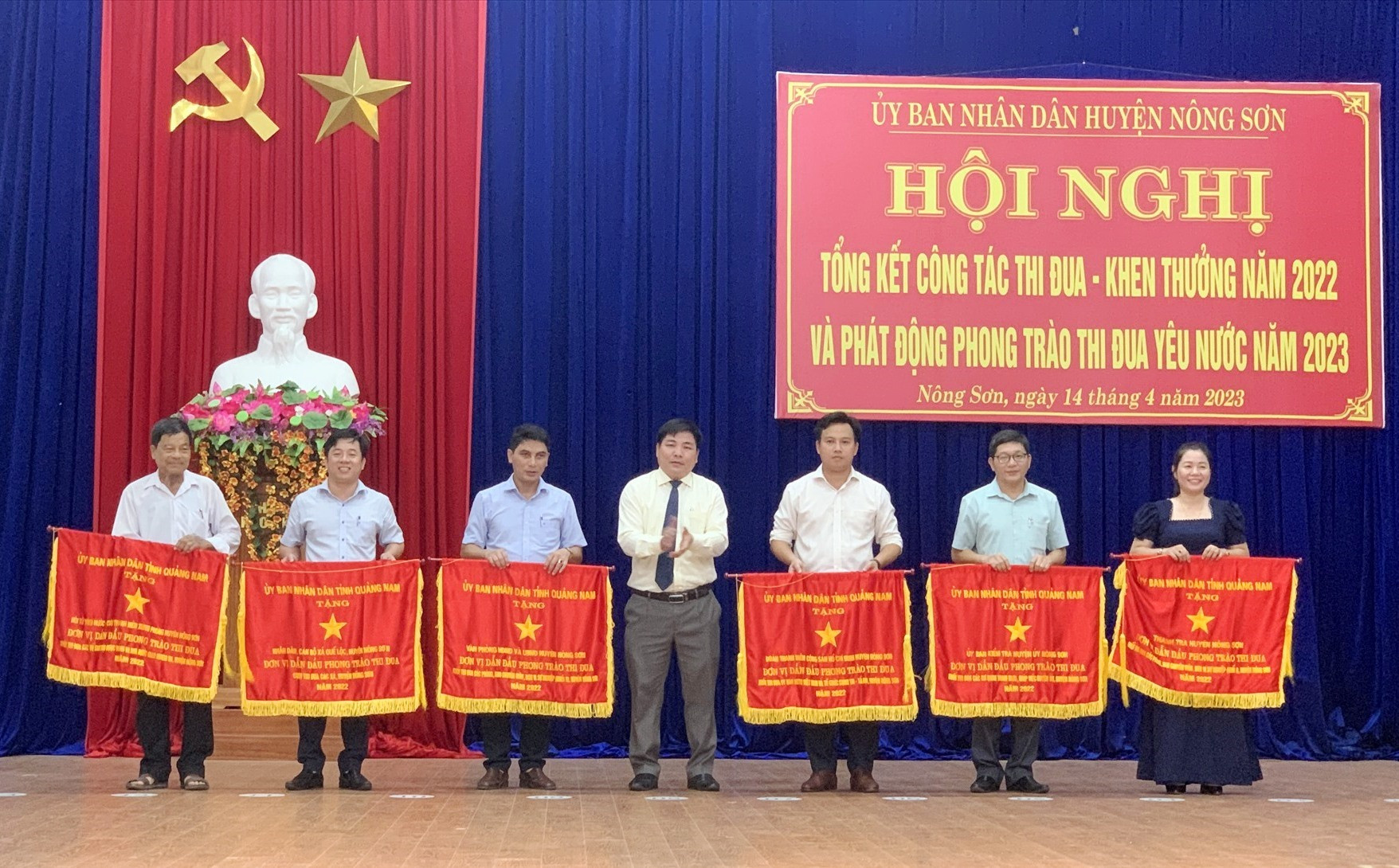 Lãnh đạo huyện trao cờ thi đua của UBND tỉnh cho các tập thể. Ảnh M.THÔNG-T.LÊ