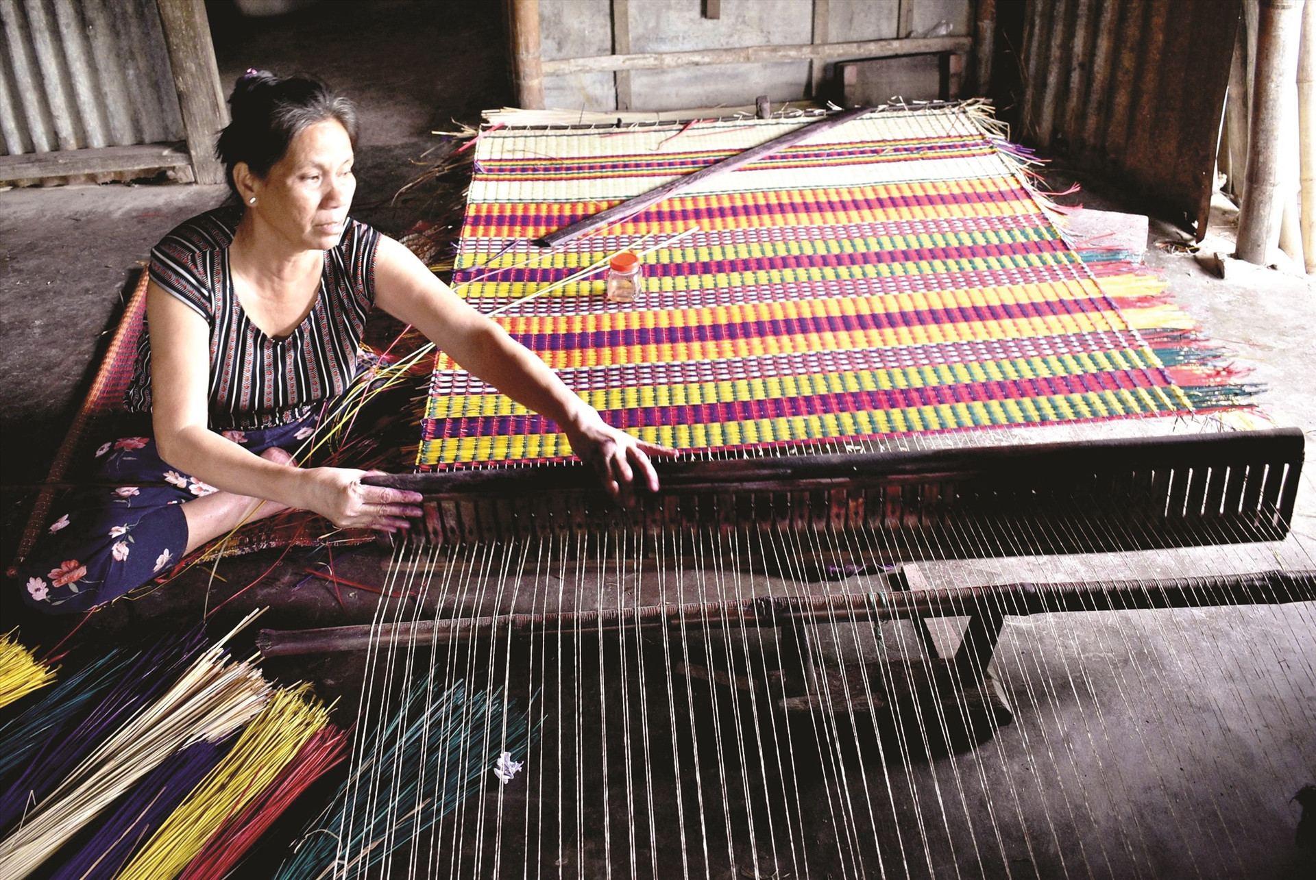 Mỗi ngày, bà Nguyễn Thị Trước (62 tuổi, thôn Đông Bình) dệt được 2 - 3 tấm chiếu có kích thước từ 0,8 -1,6m, bán với giá 90 - 180 nghìn đồng/cặp chiếu.