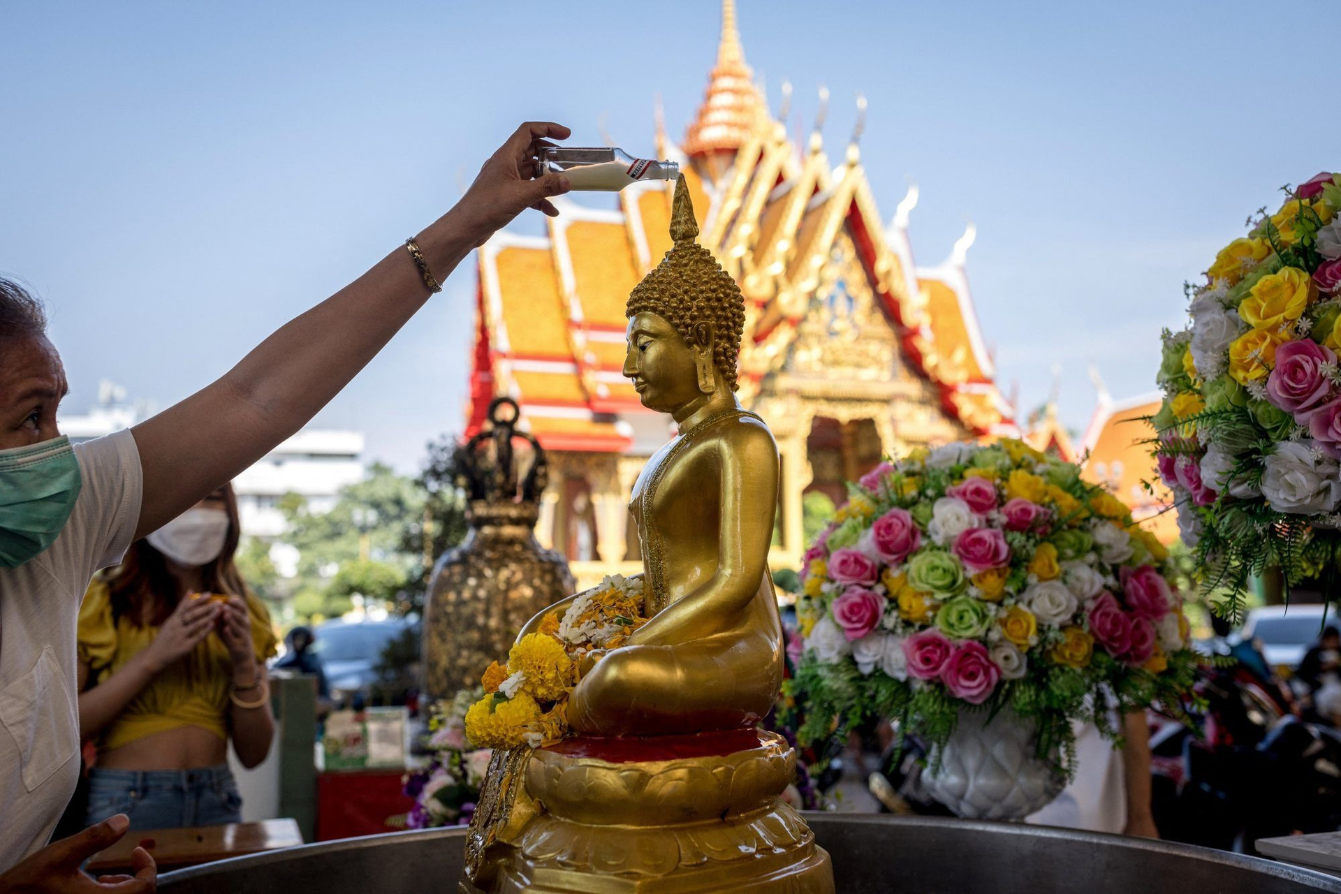 Người dân Thái Lan té nước lên tượng Phật trong dịp lễ Songkran để gột rửa những điều xui xẻo tích tụ trong năm trước.