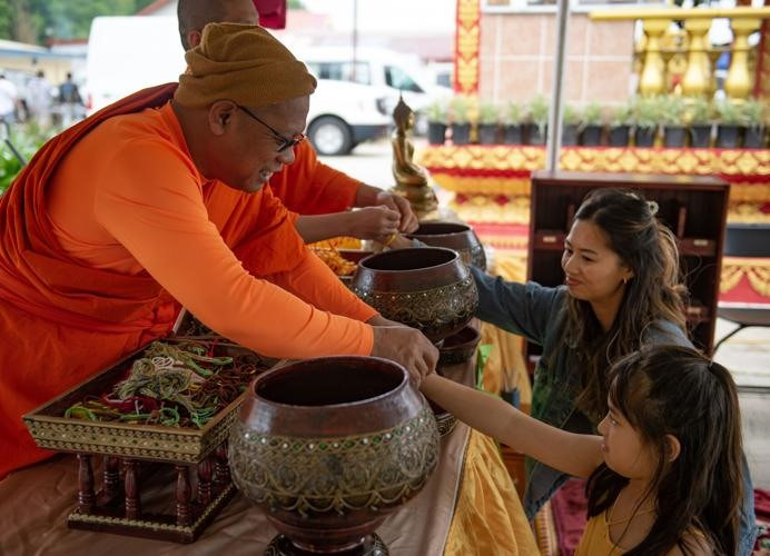 người dân Lào thường tập trung ở chùa để làm lễ cúng Phật, cầu nguyện, nghe các sư giảng đạo, cầu mong sức khoẻ và hạnh phúc