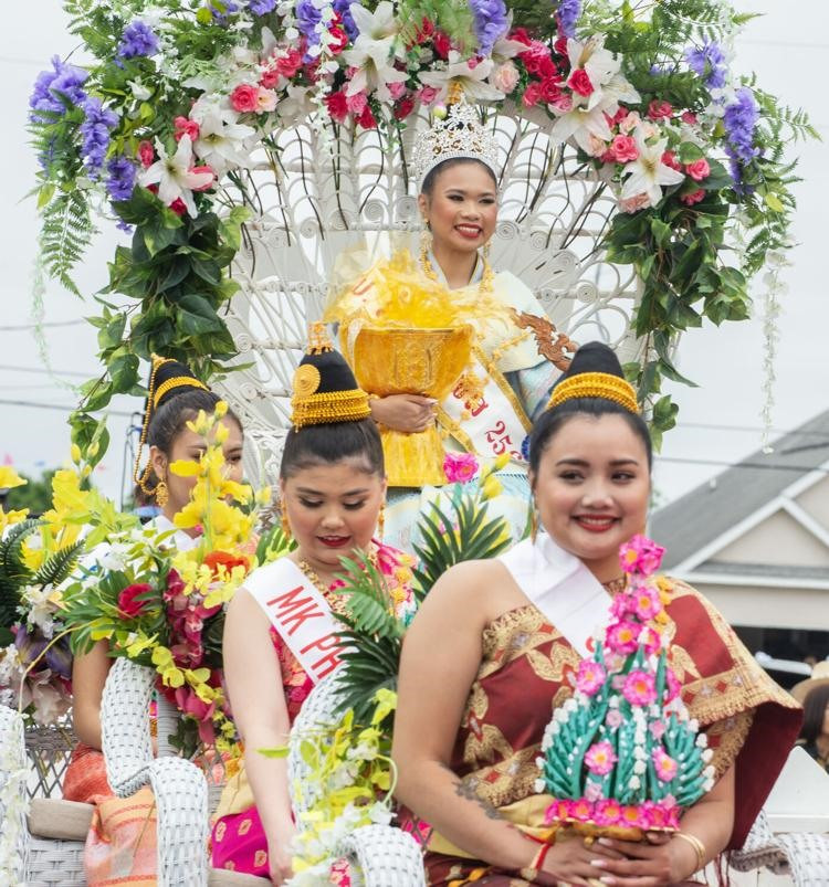 Các cô gái Lào diễu hành đón Tết cổ truyền Bunpimay 2023