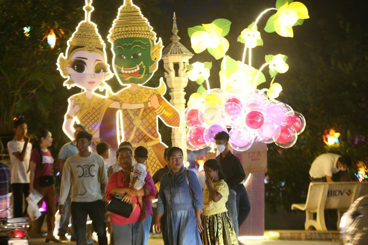Đường phố Xiêm Riệp (Campuchia) giống như một xứ sở thần tiên, thu hút đông đảo người dân địa phương và du khách. Ảnh: Khmertimeskh