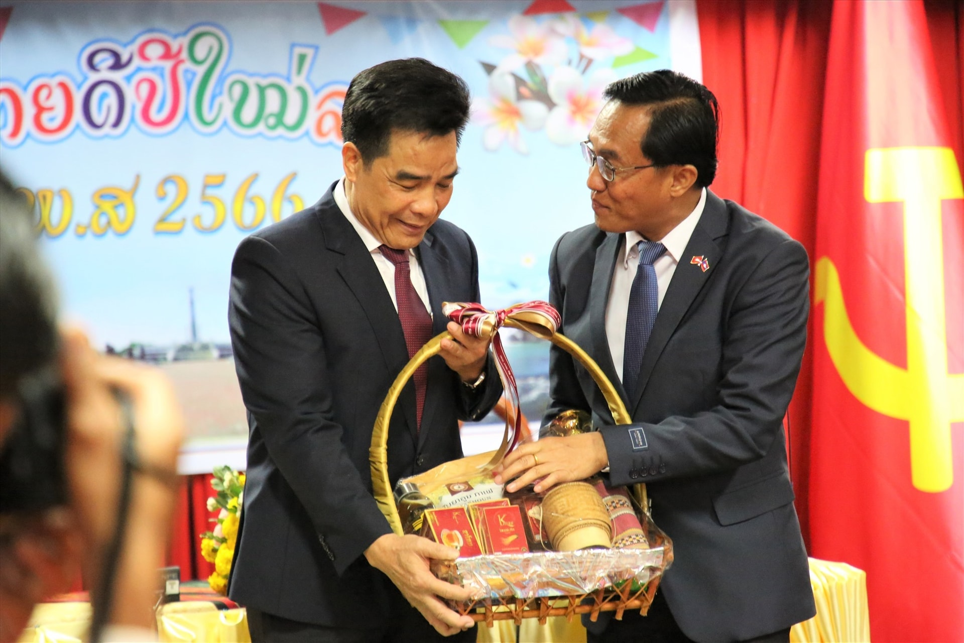 Governor of Sekong province gives a thank-you gift to Quang Nam delegation.