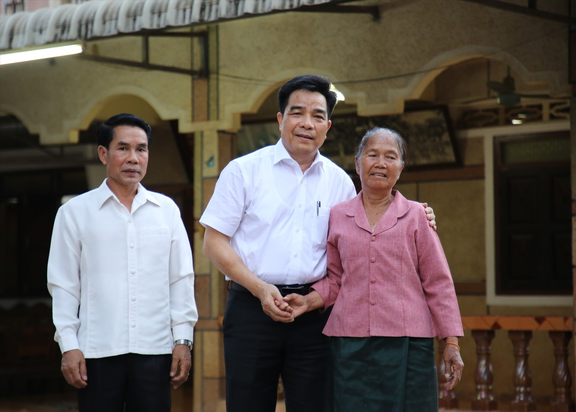 On this occasion, Mr. Dung visits the family of the late Secretary and Governor of Sekong province Le Viet Muong.