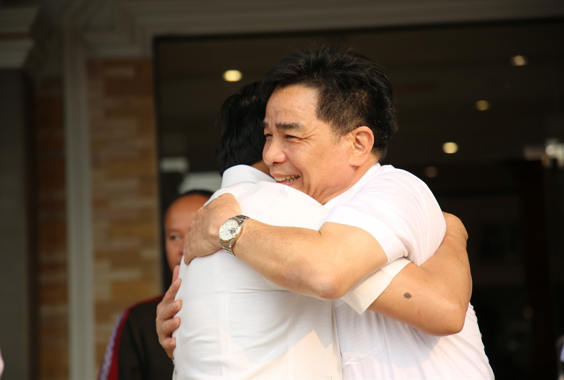 A warm hug between Quang Nam and Sekong leaders