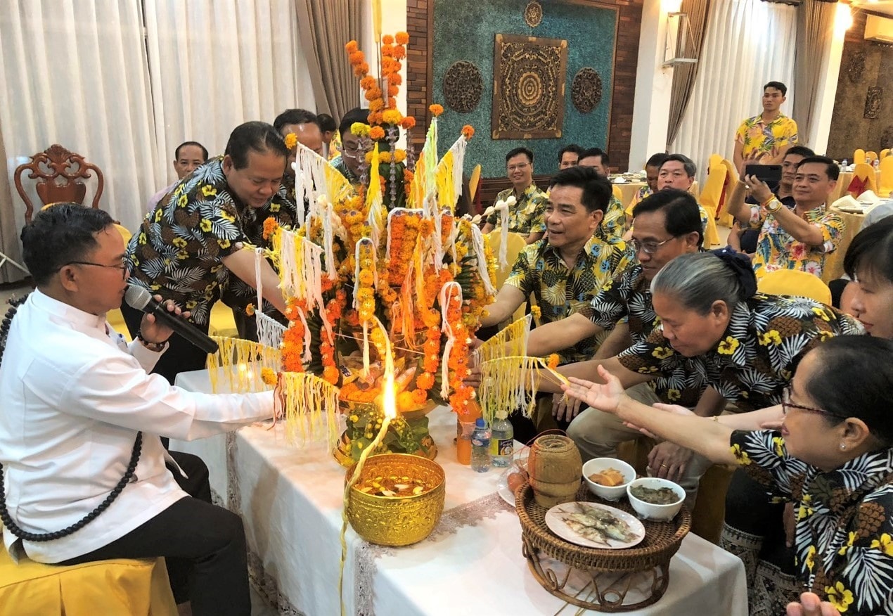 Quang Nam delegation and Sekong leaders enjoy the Bunpimay festival. Party Secretary and Governor of Sekong province Lechlay Sivilay thanks Quang Nam for the best wishes and special sentiment to Sekong people and authorities.