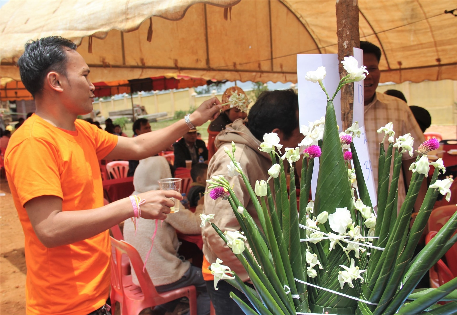 Splashing water to pray for luckiness in the new year