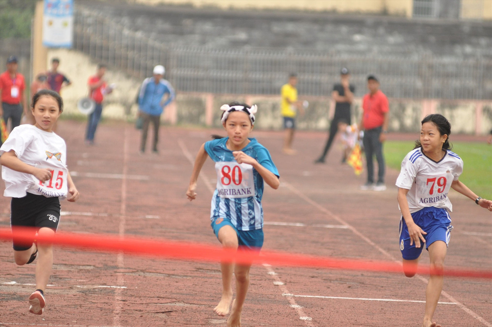 Các vận động viên nhóm tuổi 10-11 thi đấu nội dung chạy 60m. Ảnh: T.V