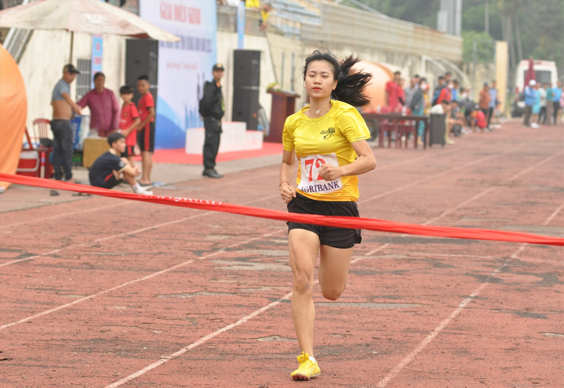 Vận động viên Phạm Thị Nghi Xuân (Hộ An) về nhất nội dung chạy 100m. Ảnh: T.V