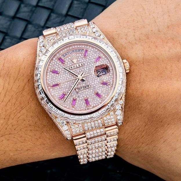 Đồng hồ Rolex rep bọc vàng kim cương nâng tầm phong cách sống thượng lưu.