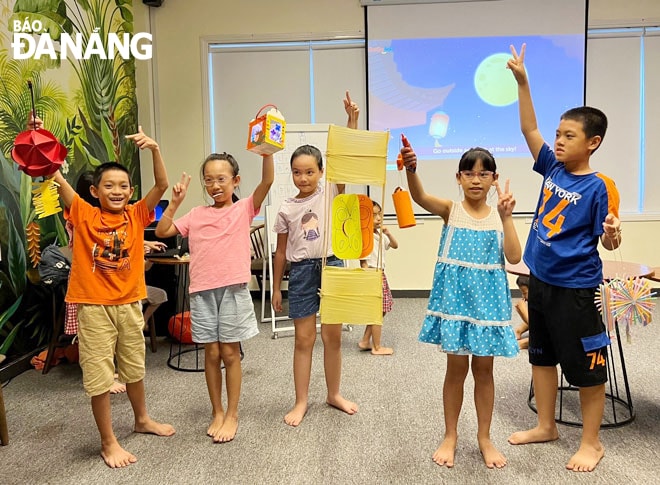 Không gian ấm áp, hình thức sinh hoạt vui nhộn giúp các bé tự tin giao tiếp tiếng Anh. Ảnh: T.Y