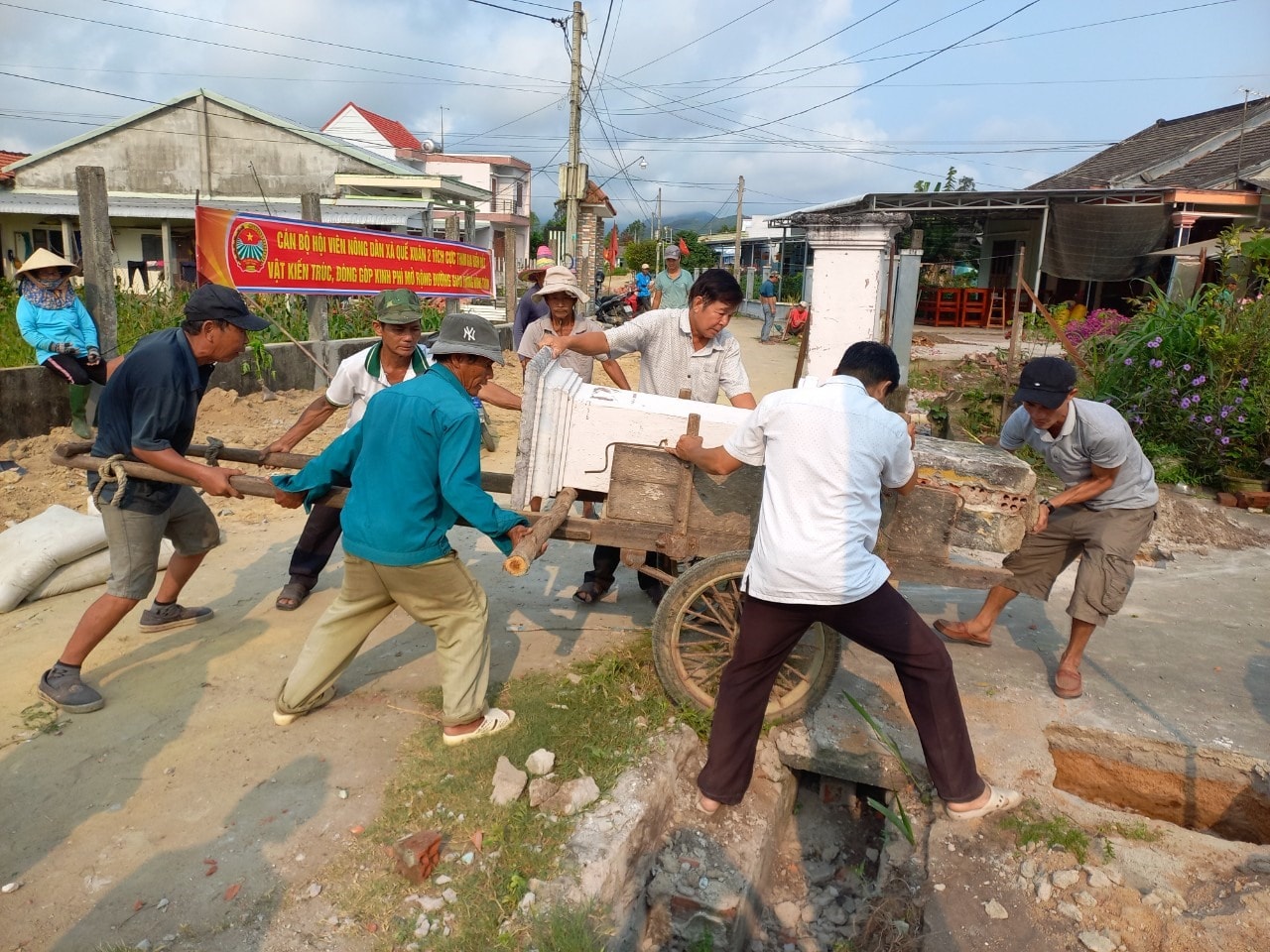 Người dân di dời cổng ngõ vào trong. Ảnh: Duy Thái