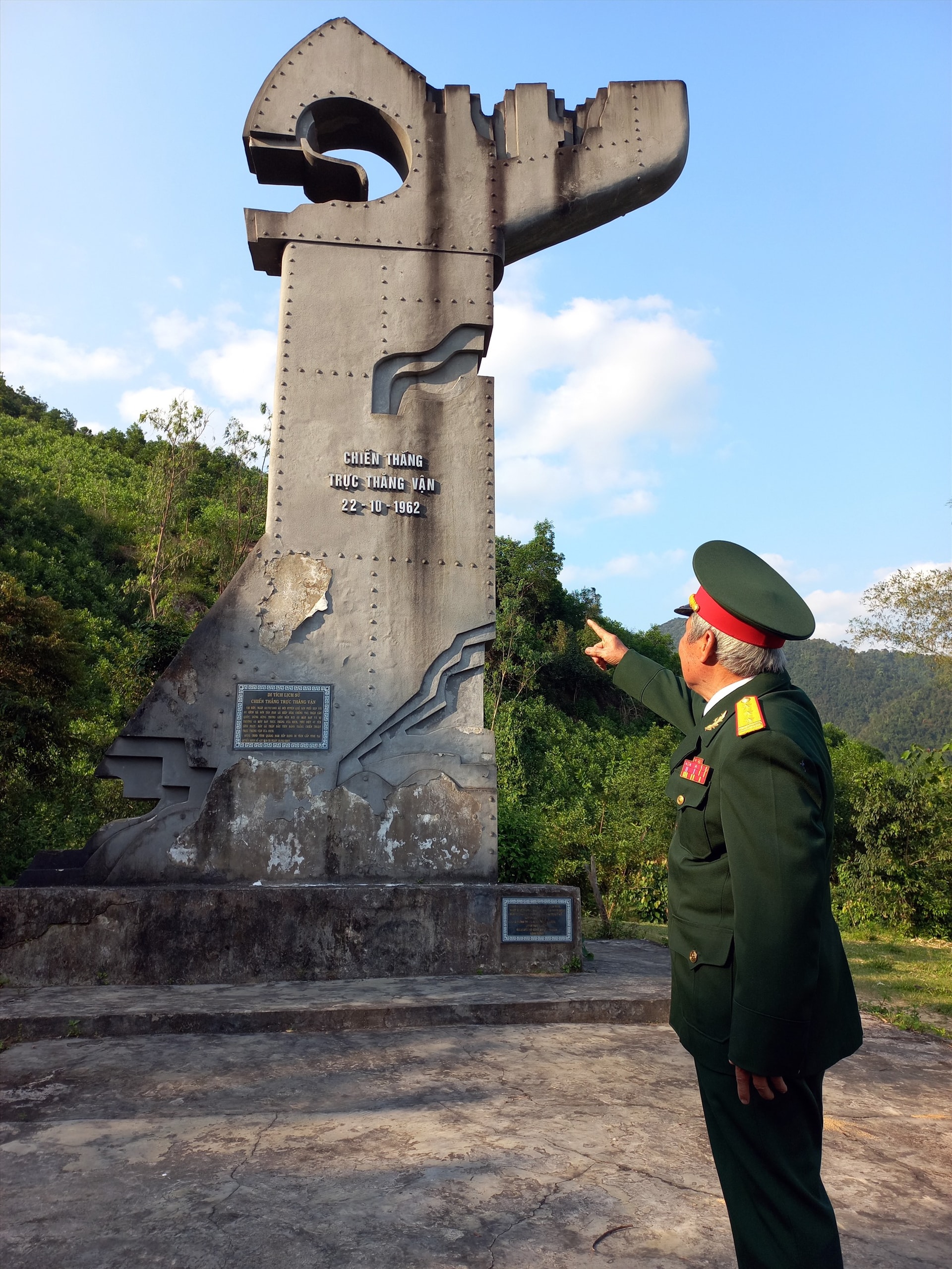 Thượng tá, Anh hùng Lực lượng vũ trang nhân dân Trần Văn Thắng, giới thiệu về Tượng đài chiến thắng “Trực thăng vận” ở xã Hiệp Hòa, huyện Hiệp Đức. Ảnh: P.L