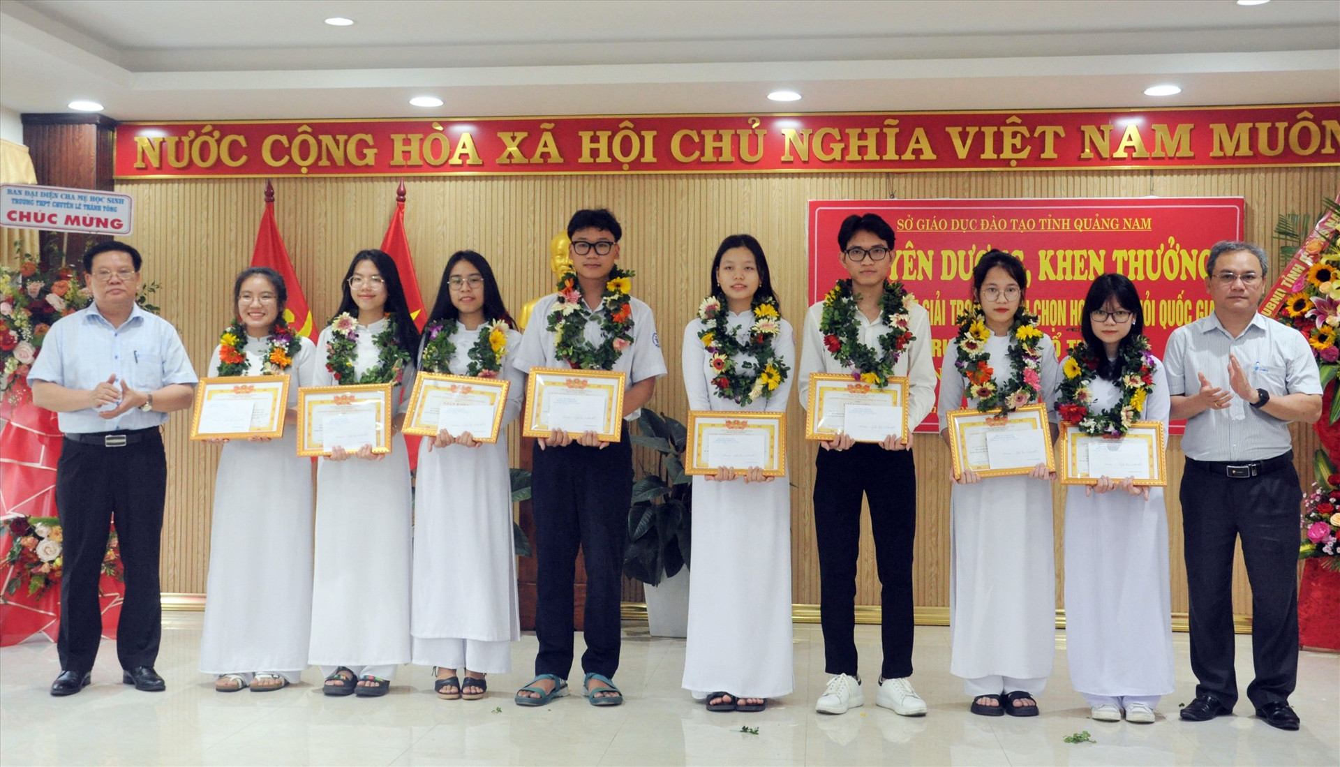Khen thưởng học sinh Trường THPT chuyên Nguyễn Bỉnh Khiêm và Lê Thánh Tông đoạt giải kỳ thi học sinh giỏi quốc gia 2023. Ảnh: X.P