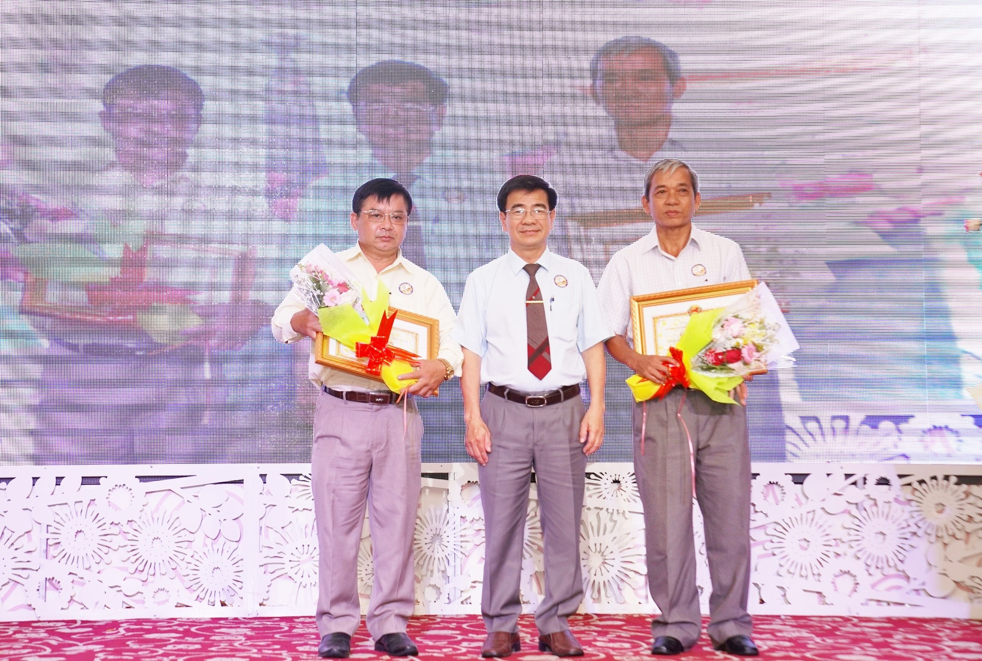 Ông Phan Minh Dũng tặng giấy khen của UBND thị xã cho các Ban Liên lạc Hội đồng hương các xã, phường có nhiều thành tích đóng góp xây dựng quê hương.