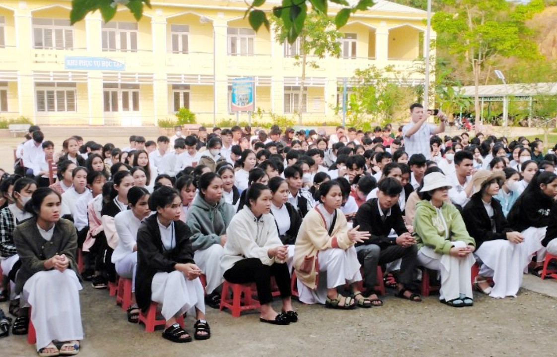 học sinh và giáo viên Trường THPT Nguyễn Văn Trỗi.