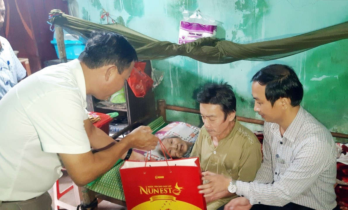 Lãnh đạo tặng quà người khuyết tật nặng tại phường An Sơn.