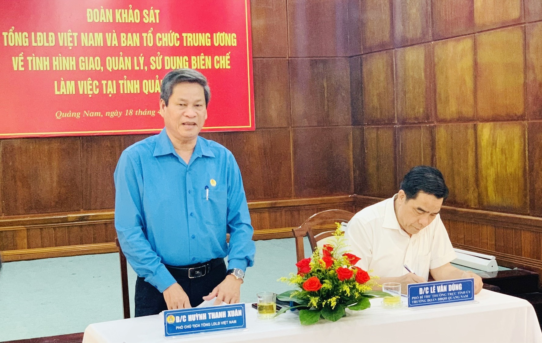 Đồng chí Huỳnh Thanh Xuân - Phó Chủ tịch Tổng LĐLĐ Việt Nam ghi nhận, tiếp thu nhiều ý kiến về hoạt động công đoàn.