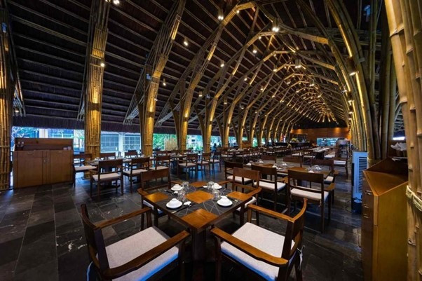 Bàn ghế gỗ kết hợp cùng chất liệu mây tre mang đến cho nhà hàng vẻ đẹp sang trọng