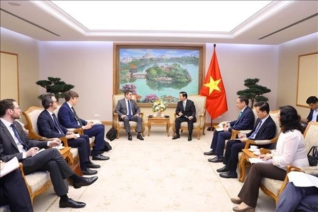 Deputy Prime Minister Tran Hong Ha (centre, right) and Principal Adviser on Energy Diplomacy at the European Union Tibor Stelbaczky (Photo: VNA)