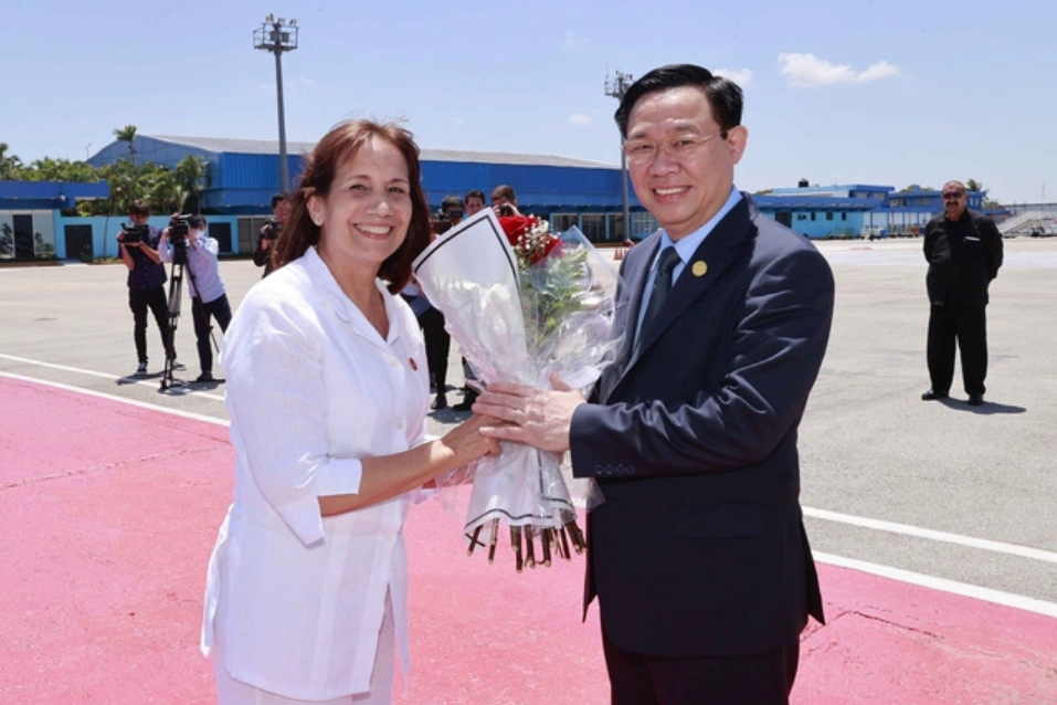 Phó Chủ tịch Quốc hội Cuba Ana Maria Mari Machado đón Chủ tịch Quốc hội Vương Đình Huệ tại Sân bay José Martí. Ảnh: TTXVN