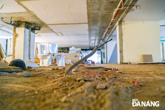 Đại diện chủ đầu tư cho biết, việc tháo dỡ được thực hiện từ tháng 3/2021, sau khi thỏa thuận mua lại các căn hộ sai phạm đơn vị đã tiến hành tháo dỡ để làm bãi đỗ xe, nhà trẻ theo đúng thiết kế. Việc tháo dỡ các công trình vi phạm còn lại sẽ tiếp tục trong thời gian tới.