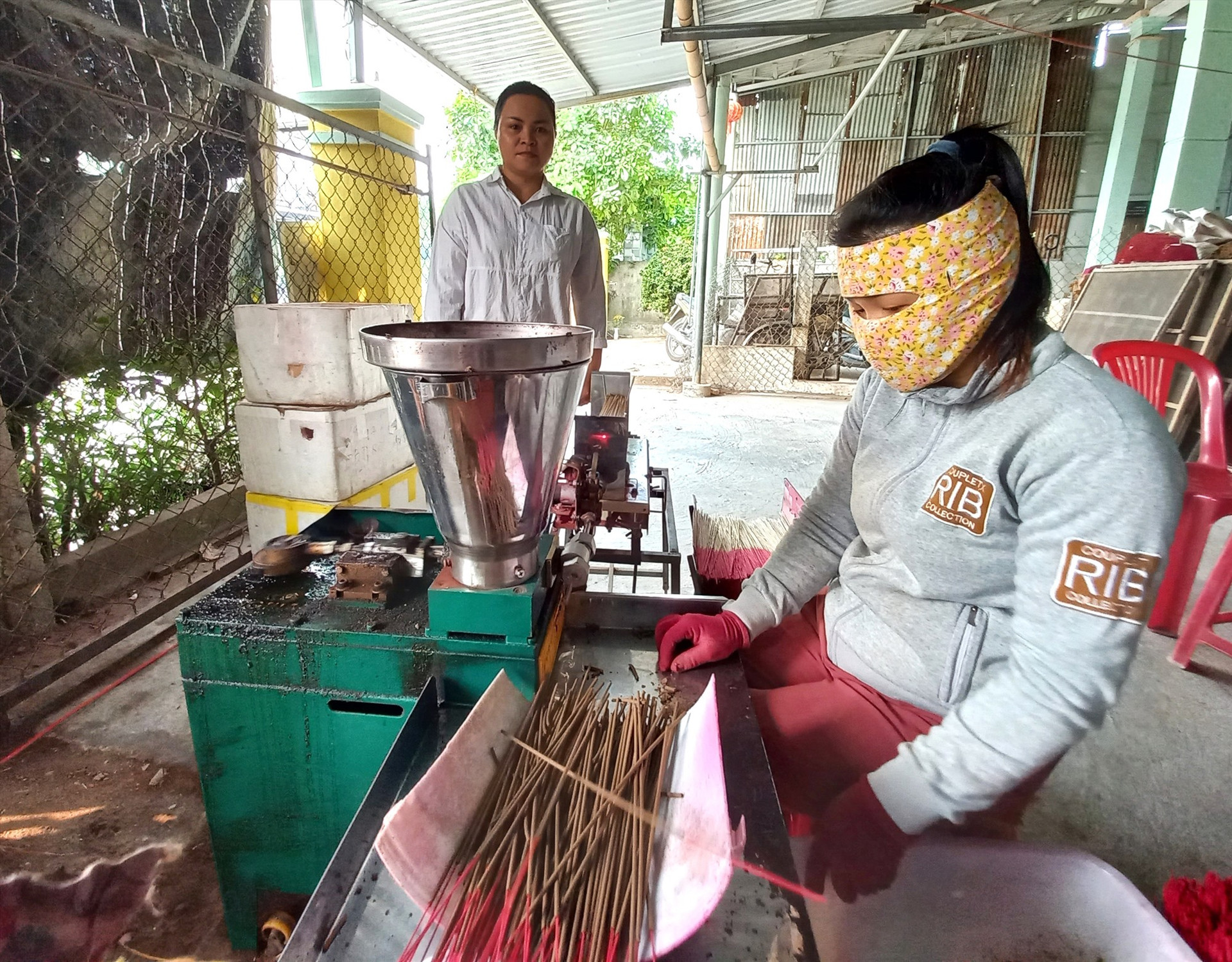 Sản xuất hương trầm mang lại cho hộ Trần Thị Chung Thùy thu nhập 300 triệu đồng/năm. Ảnh: KK