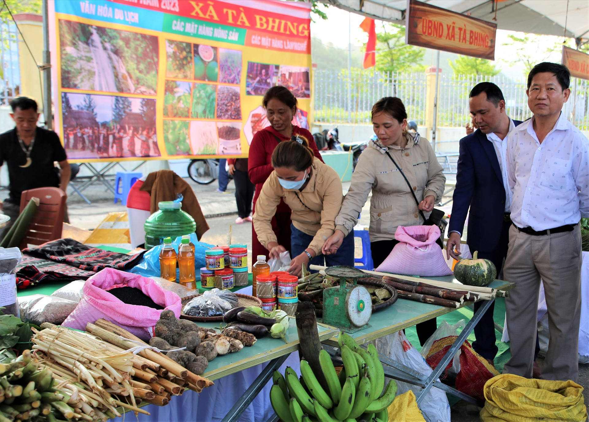 Nông sản vùng cao Nam Giang bày bán tại Phiên chợ đêm. Ảnh: ĐĂNG NGUYÊN