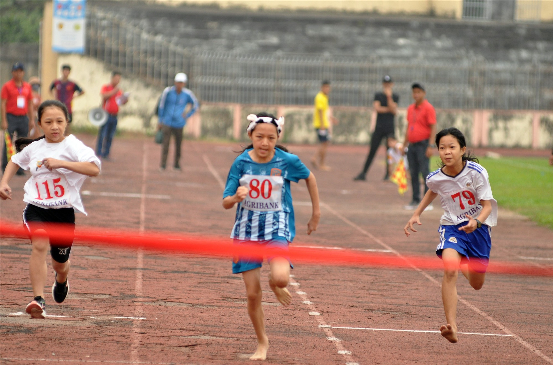 Các vận động viên nhóm tuổi 10 - 11 thi đấu nội dung chạy 60m. Ảnh: A.S