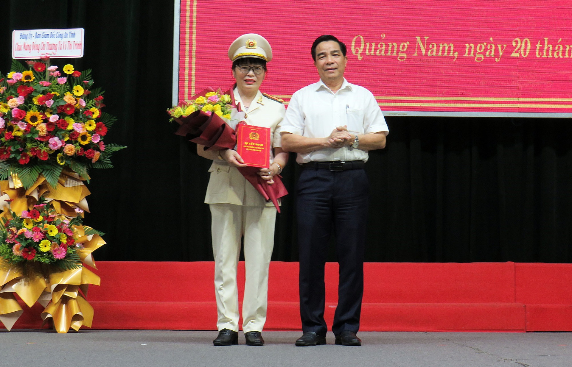 Phó Bí thư thường trực Tỉnh ủy Lê Văn Dũng tặng hoa chúc mừng tân Phó Giám đốc Công an tỉnh