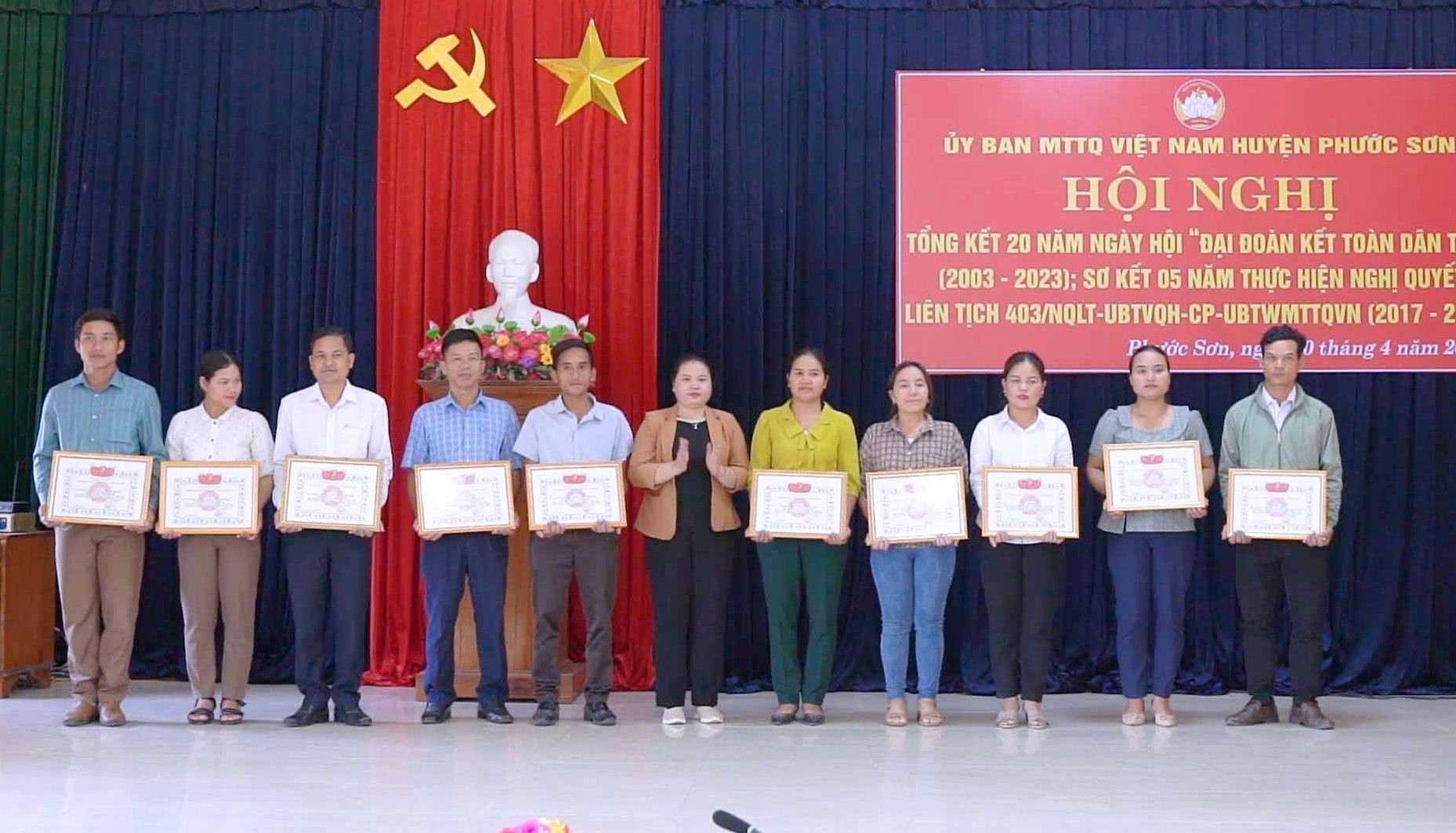 Dịp này, UBND huyện Phước Sơn tặng giấy khen 7 tập thể, 7 cá nhân; Ủy ban MTTQ huyện tặng giấy khen 12 tập thể, 3 cá nhân có nhiều đóng góp trong 20 năm tổ chức Ngày hội đại đoàn kết toàn dân tộc.