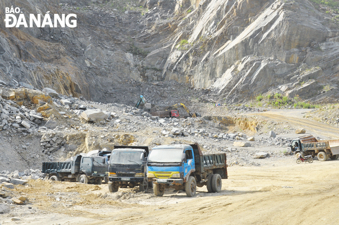 Thành phố đang nỗ lực để bảo đảm tiến độ các công trình trọng điểm. Trong ảnh: Khai thác đá tại mỏ đá của Công ty Trường Bản (Hòa Sơn, Hòa Vang). Ảnh: THÀNH LÂN