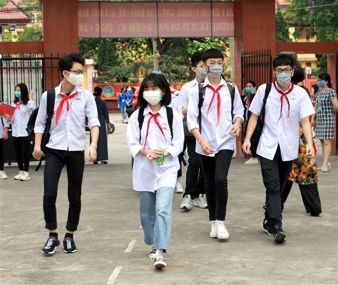 Học sinh trường THCS Trần Phú, TP Bắc Giang tuân thủ các biện pháp phòng chống dịch Covid-19 khi đến trường. Ảnh: Báo Tin tức