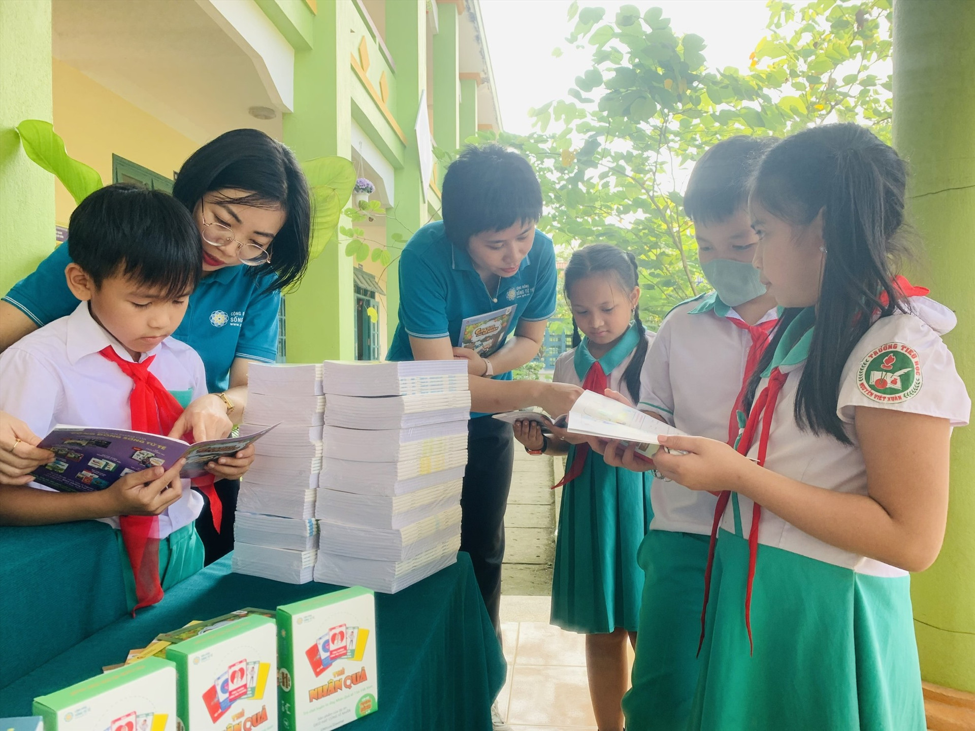 Các em học sinh trường Tiểu học Nguyễn Viết Xuân( Trà Tân) tham gia hoạt động “đọc sách như chơi” Ảnh TÚ VÂN